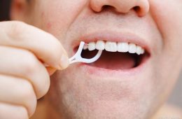 经常塞牙是牙缝变大吗?牙医拆解4大原因及改善方法